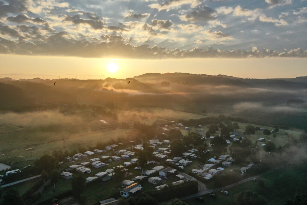 Zonsopgang boven camping Ourtal-Idyll, de Eifel op zijn mooist.