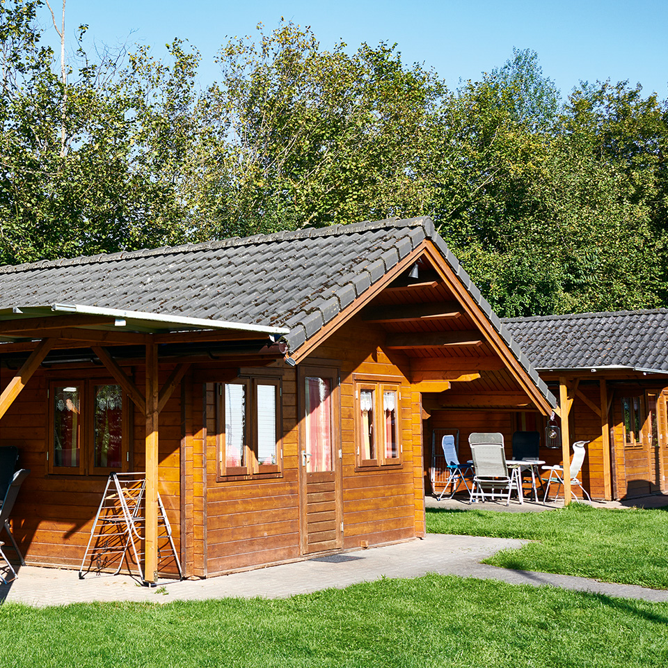 Rustikale Holzhütten auf dem Campingplatz – urige Übernachtungsmöglichkeit in der Eifel