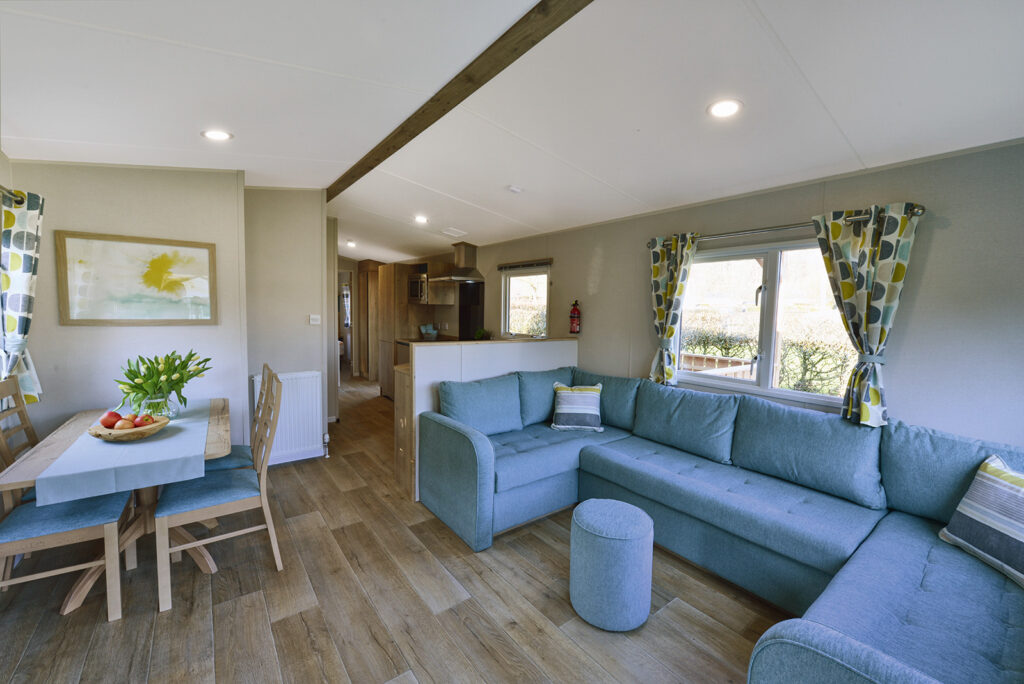 Bright seating area in the chalet with comfortable sofas and large windows.