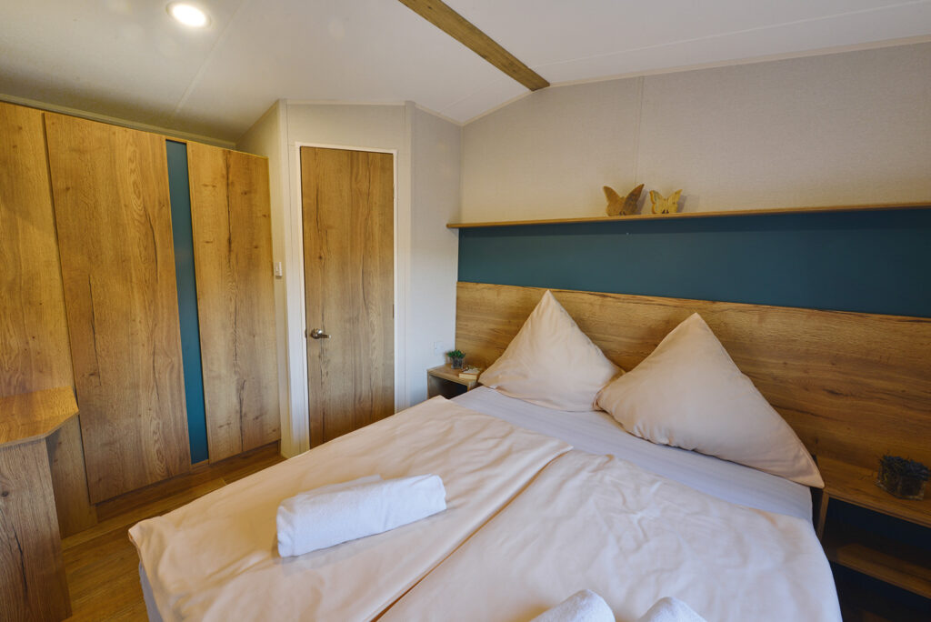 Cozy bedroom in the chalet with a comfortable bed and storage space.