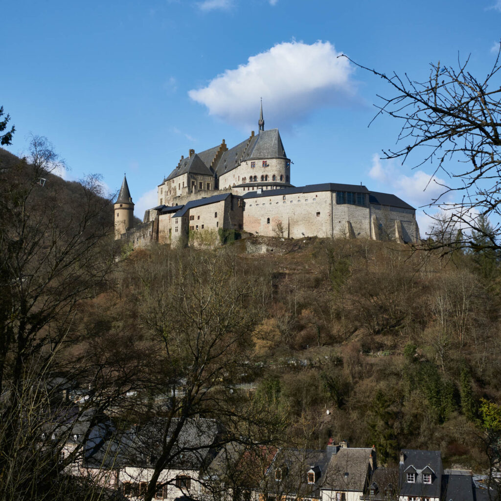 Majestätische Burg Vianden in Luxemburg, umgeben von grünen Hügeln