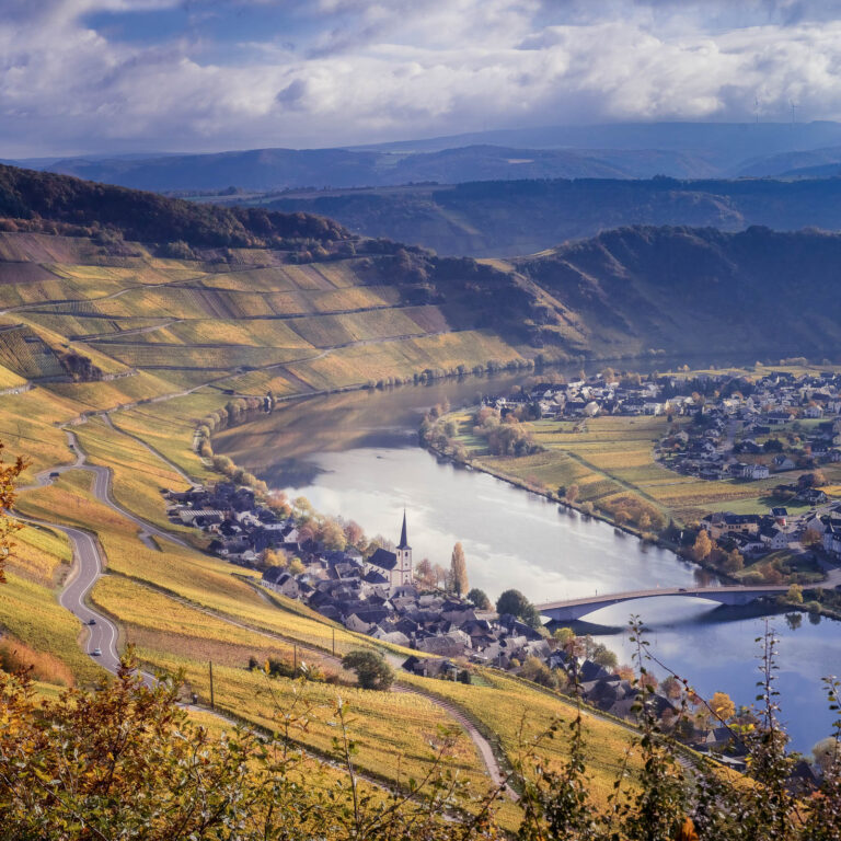 Wanderwege und Berge in der Moselresgion