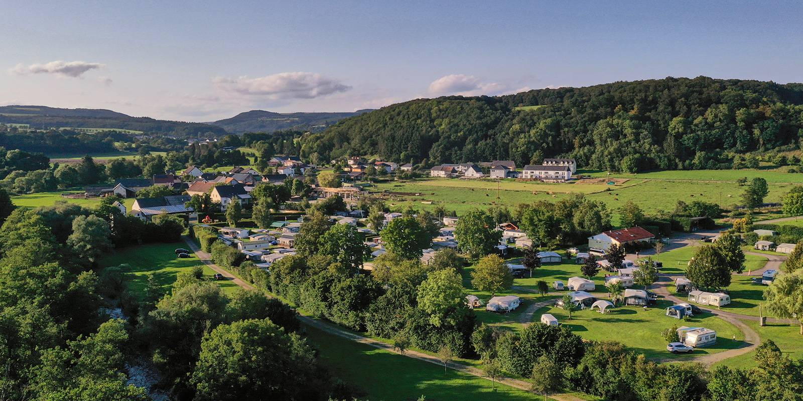 Camping-Platz Ourtal Idyll von oben gesehen, mitten im Grünen