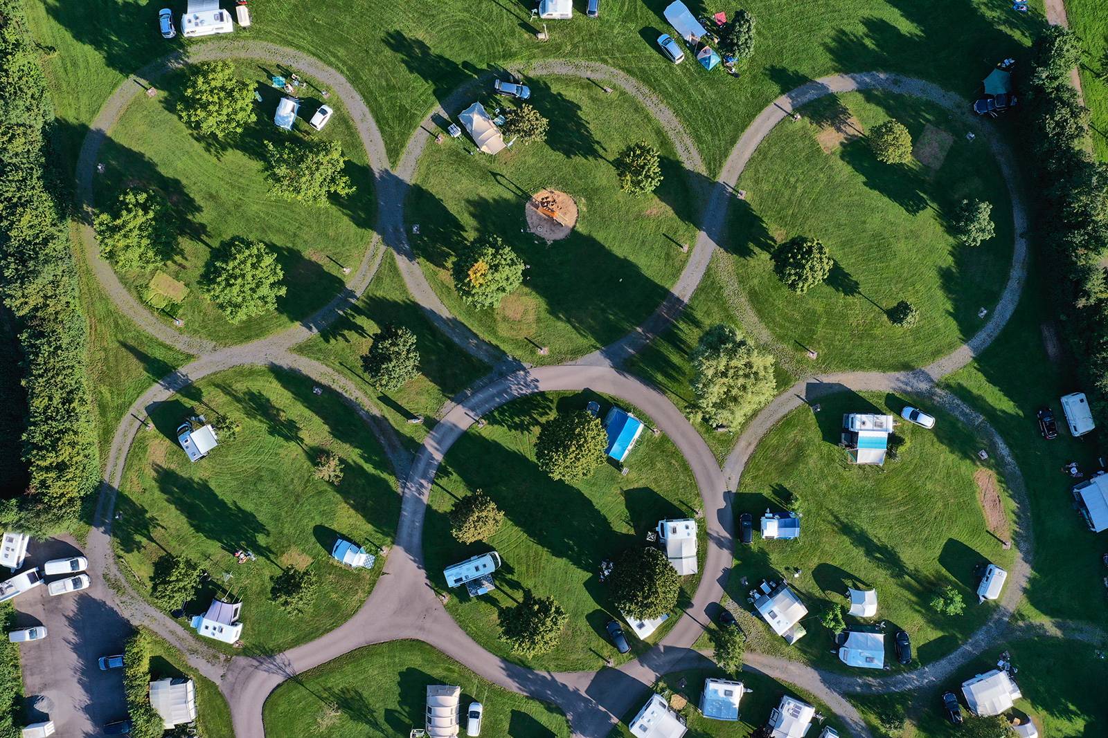 Großzügiger Campingplatz für Gruppen, idyllisch im Grünen gelegen, aus der Vogelperspektive